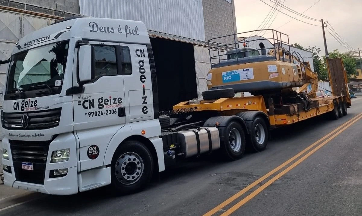Transporte de cargas pesadas com carreta prancha